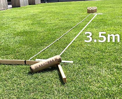 モルッカーリから3.5m離れた位置にスキットルを並べる